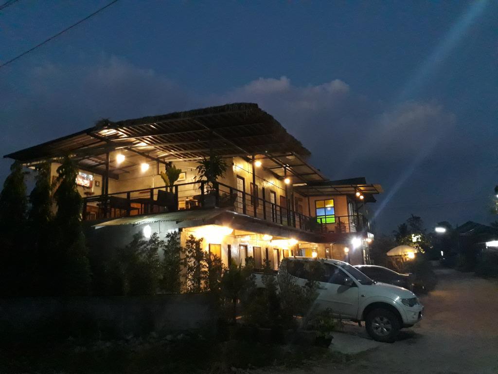 Baantung Homestay ムックダーハーン エクステリア 写真